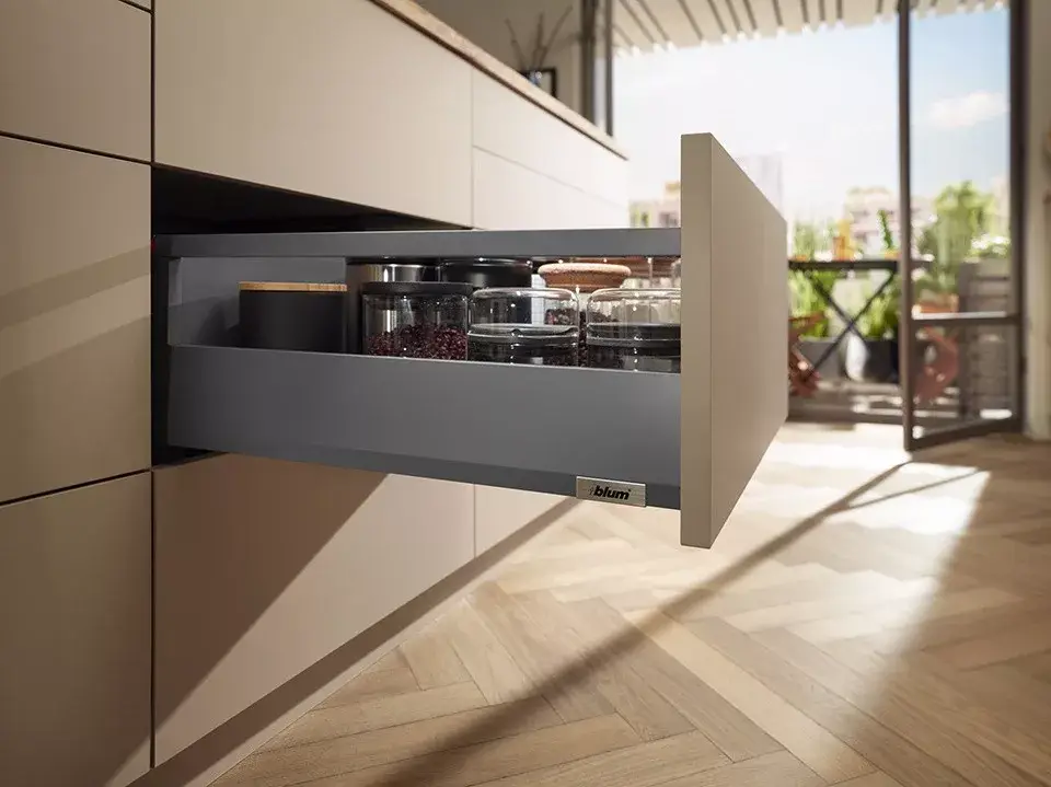 K-BLUM Merivobox E 600 mm, 70 kg, Orion szürke, csavar Biztonságos fizetés