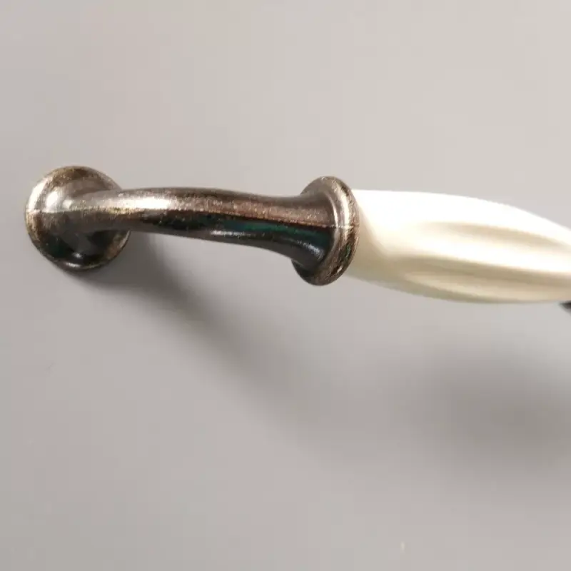 Fém-porcelán bútorfoganytú, krém - bronz színű, 128 mm furattávval Szezonális akció