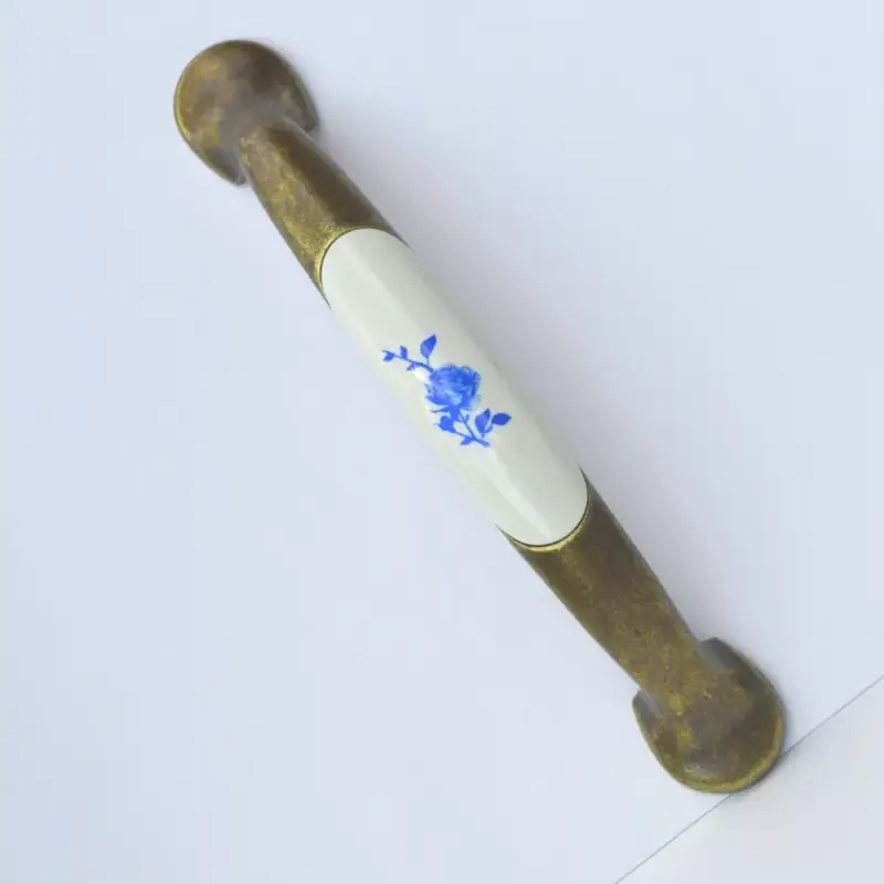 Fém-műanyag bútorfogantyú, bronz színű, kék virág mintával, 128 mm furattávval Legnépszerűbb