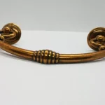 Azonnal elérhető Fém bútorfogantyú, bronz színű, 96 mm furattávolsággal, vintage stílusú