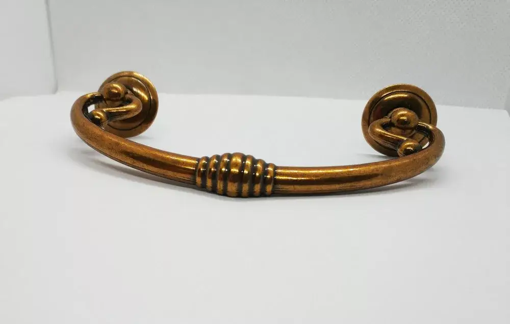 Azonnal elérhető Fém bútorfogantyú, bronz színű, 96 mm furattávolsággal, vintage stílusú