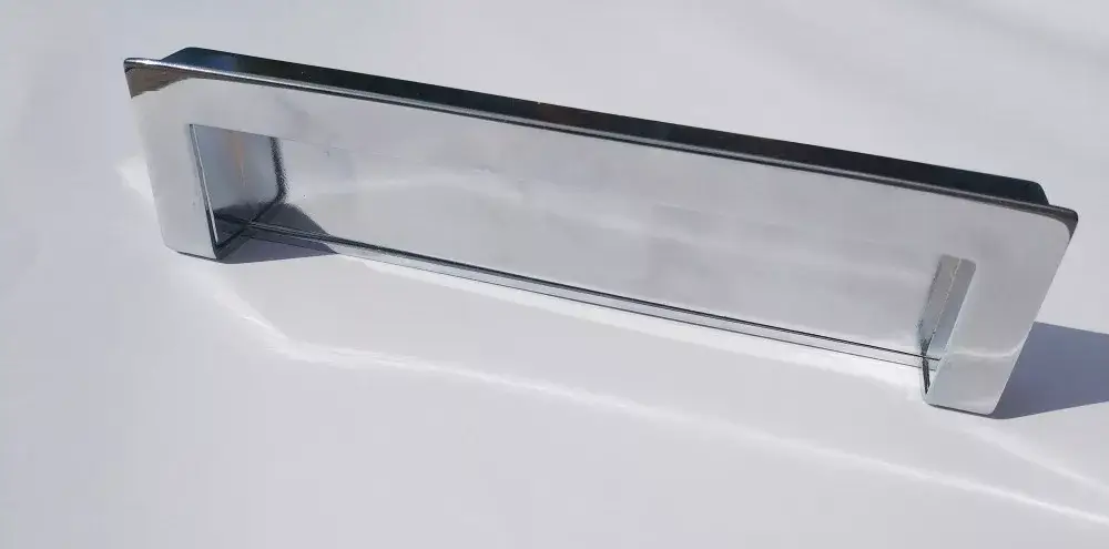 Fém bútorfogantyú, süllyesztett, fényes króm színű, 160 mm furattávval Expressz szállítás