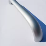 Vásárlói kedvenc Fém bútorfogantyú, matt króm színű, 224 mm furattávval