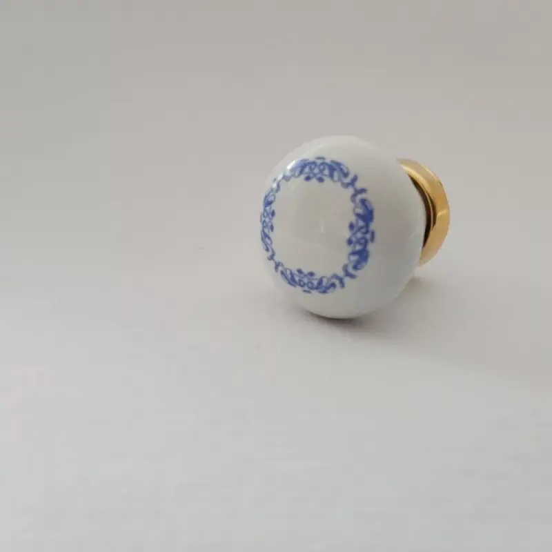 Szuper ajánlat Fém-porcelán bútorgomb, fényes arany - fehér színű, kék motívummal