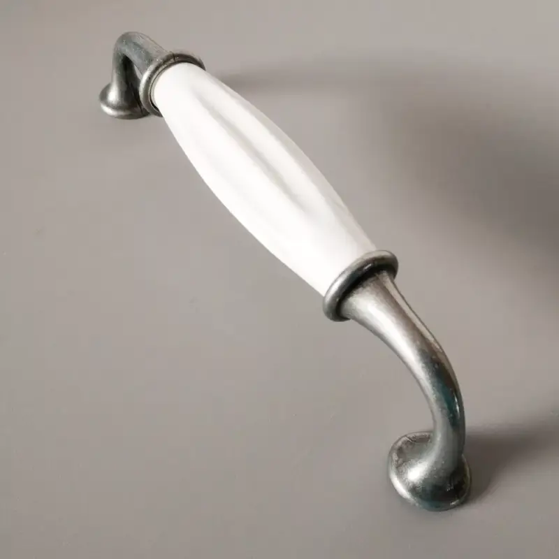 Fém-porcelán bútorfogantyú, antik fekete fém végekkel - fehér porcelán résszel, 128 mm furattávval Kiárusítás