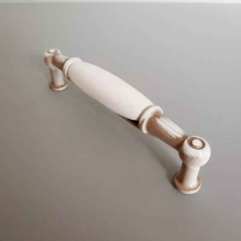 Porcelán-fém fogantyú, festett barna antikolt fém - bézs porcelán színű, 96 mm furattávval Bestseller