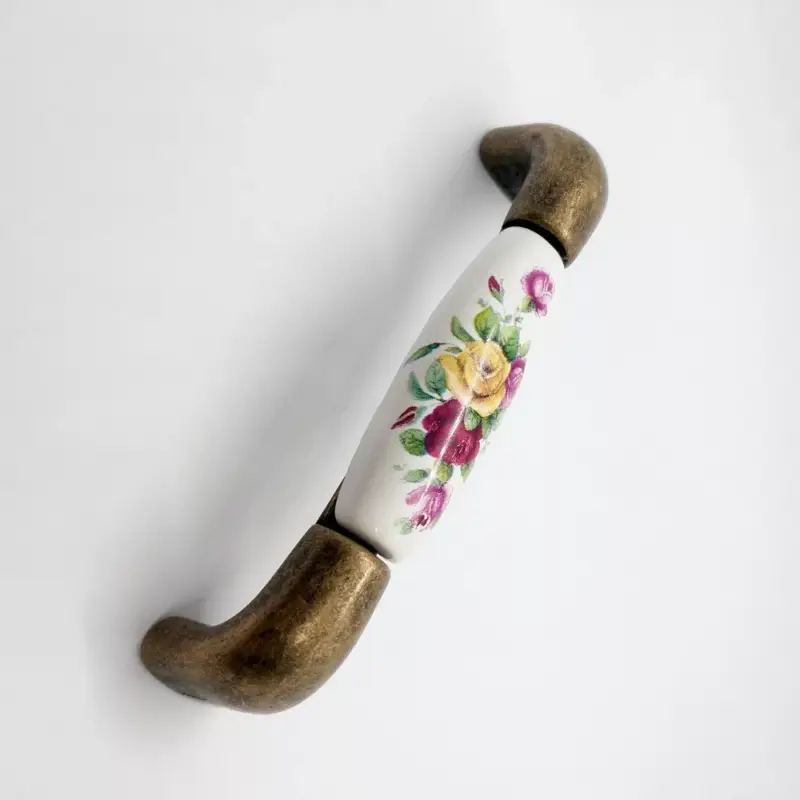 Árcsökkenés Porcelán-fém bútorfogantyú, bronz színű fém végek/tört fehér porcelán, virág mintával, 96 mm furattávval