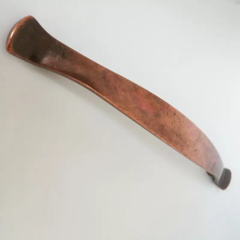 Fém bútorfogantyú, fényes réz színű, antik patina hatással, 128 mm furattávval Végkiárusítás