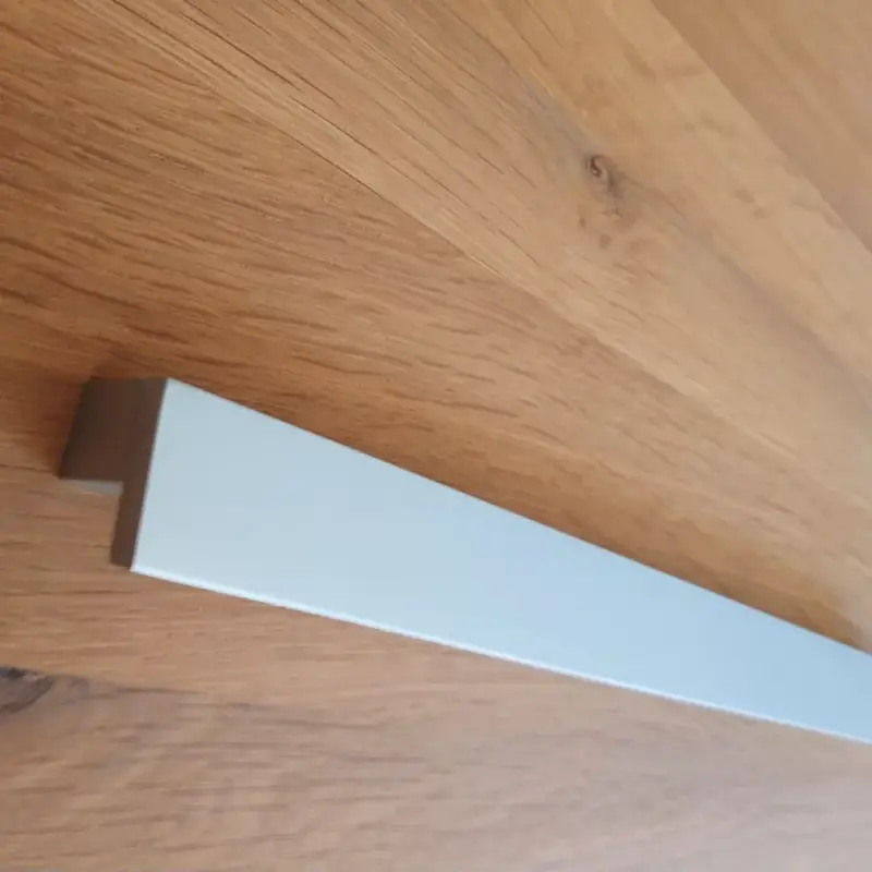 Fém bútorfogantyú, matt króm színű, 704 mm furattávval Gyors szállítás