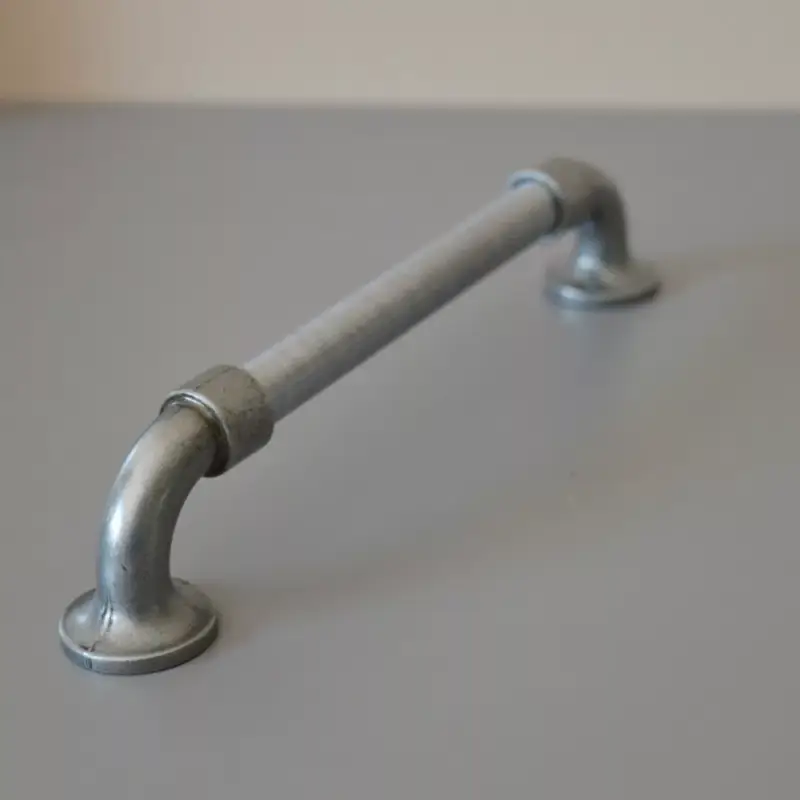 Indusztriális, fém bútorfogantyú, rozsdamentes acél - antik fekete színű, 160 mm furattávval Nézd meg most