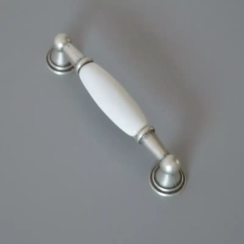 Porcelán-fém fogantyú, antikolt ezüst fém - fehér porcelán színű, 96 mm furattávval Utolsó esély