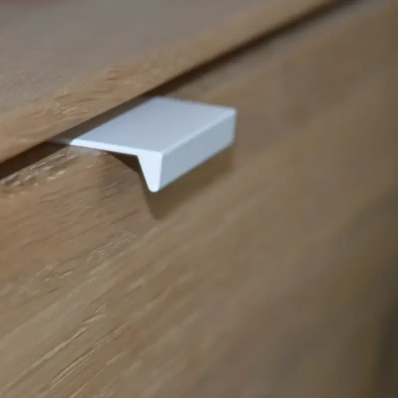 Különleges ajánlat Fém bútorfogantyú, élre szerelhető, festett fehér, 32 mm furattávolság