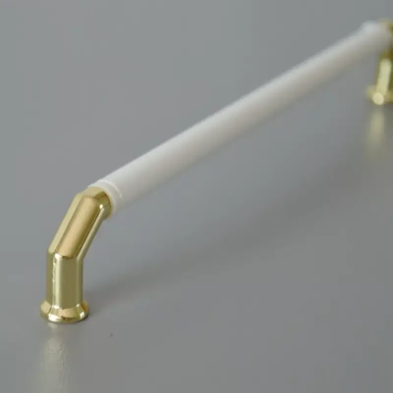 Prémium Fém-műanyag bútorfogantyú, arany-fehér színű, 160 mm furattávval