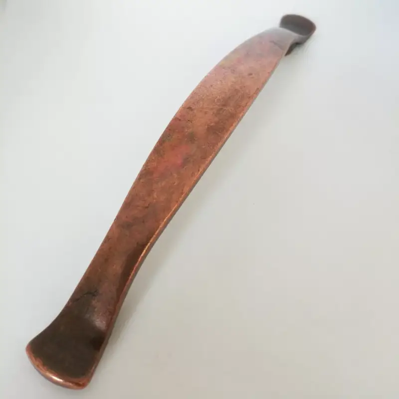 Azonnal elérhető Fém bútorfogantyú, fényes réz színű, antik patina hatású, 96 mm furattávval