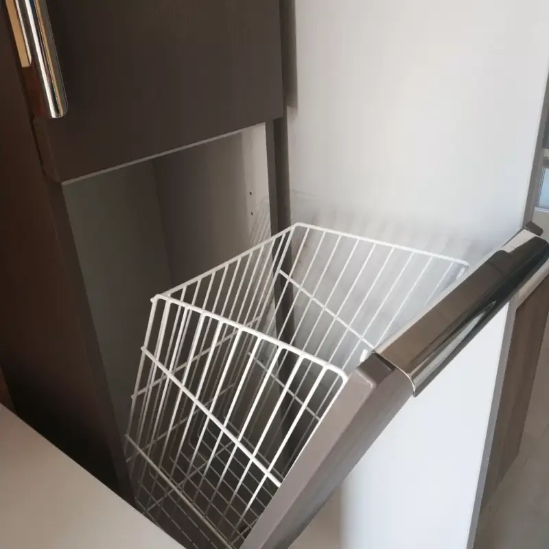 Beépíthető 250 x 185 x 400 mm, kibillenő kicsi tárolókosár, fehér Szezonális akció