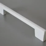 Fém bútorfogantyú, festett fehér színű, 128 és 160 mm furattávval Szezonális akció