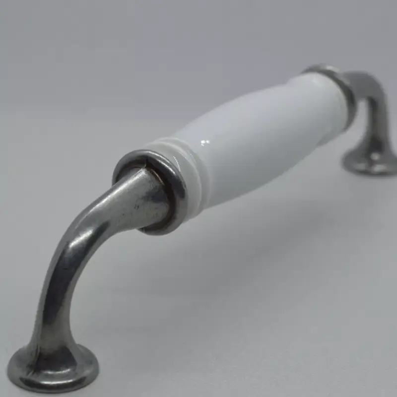 LIMOGES White 128 mm bútorfogantyú, antik fekete fém végekkel - fehér porcelán résszel Nézd meg most