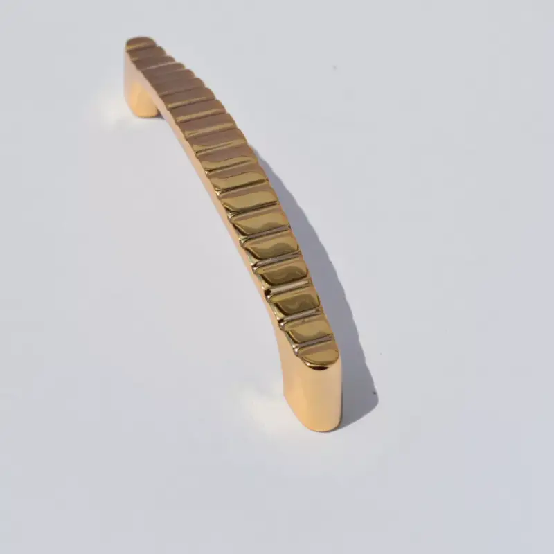 S146_MP11 Bordázott felületű fém bútorfogantyú, arany színben, 128 mm furattávval Kedvezményes ár