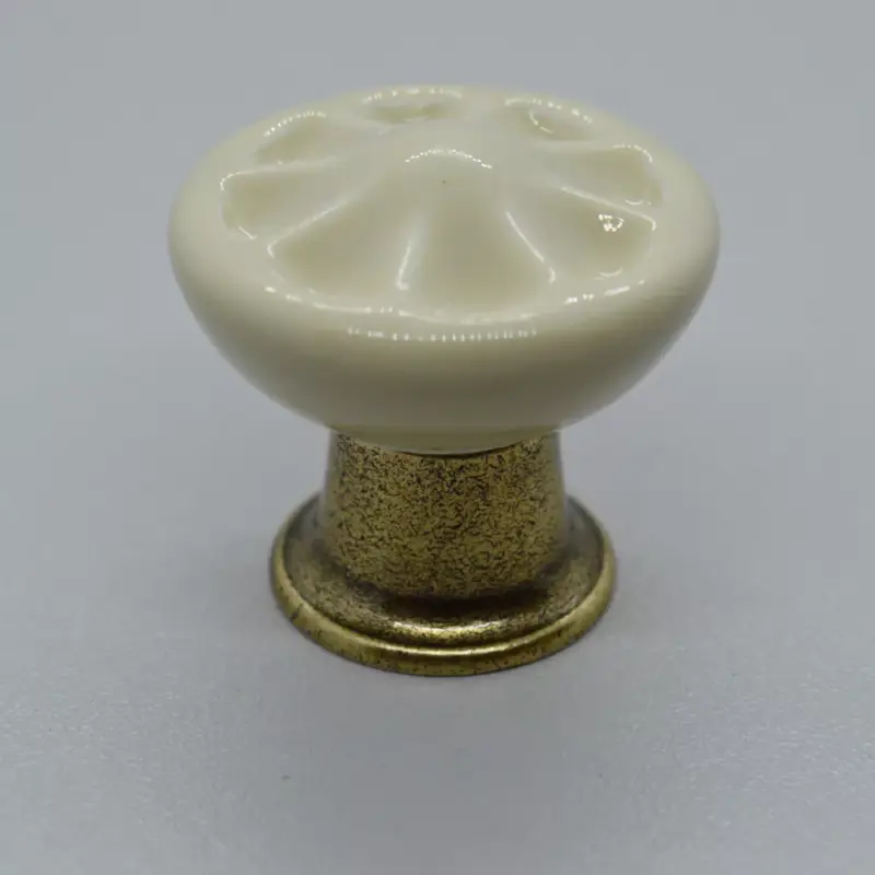 Kihagyhatatlan ajánlat COUNTRY fém-porcelán bútorgomb, bézs színű, világos bronz talprésszel
