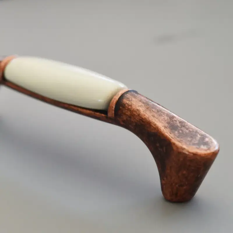 Porcelán-fém fogantyú, antikolt fém - bézs porcelán színű, 96 mm furattávval Szuper akció