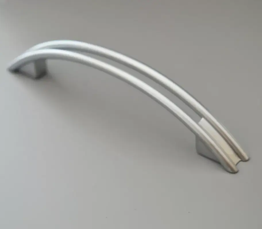 FIONA, fém bútorfogantyú, szatén króm színű, 96 mm furattávval Outlet