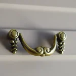 152256412 Antik bronz, 64 mm furattávolságú bútorfogantyú, Antik stílus Szuper akció