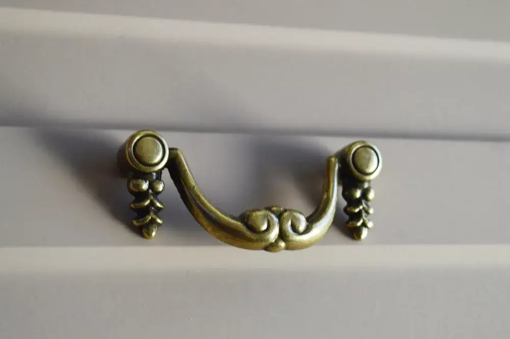 152256412 Antik bronz, 64 mm furattávolságú bútorfogantyú, Antik stílus Szuper akció