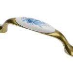 Porcelán-fém bútorfogantyú, bronz - kék virág motívummal, 96 mm furattávval Népszerű