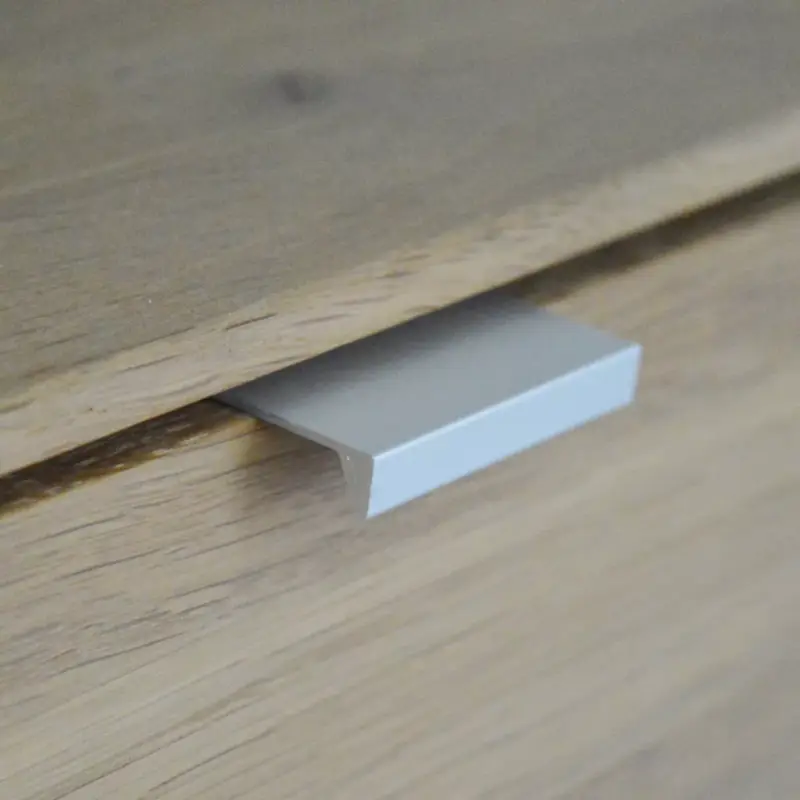 4394_64_alu, Fém bútorfogantyú, élre szerelhető, alu színű, 64 mm furattávolság Azonnali szállítás