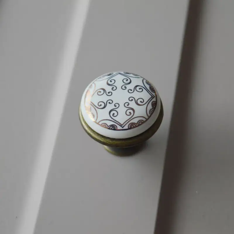 Fém-porcelán bútorgomb, bronz talp - arany színű motívummal Akciós ár