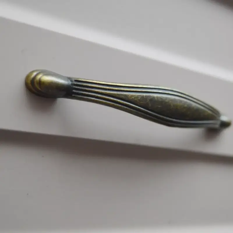 Fém bútorfogantyú, antik bronz színű, 96 mm furattávval Vedd meg most