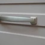 Fém bútorfogantyú, szögletes, csiszolt színű, 160 mm furattávval Alacsony ár