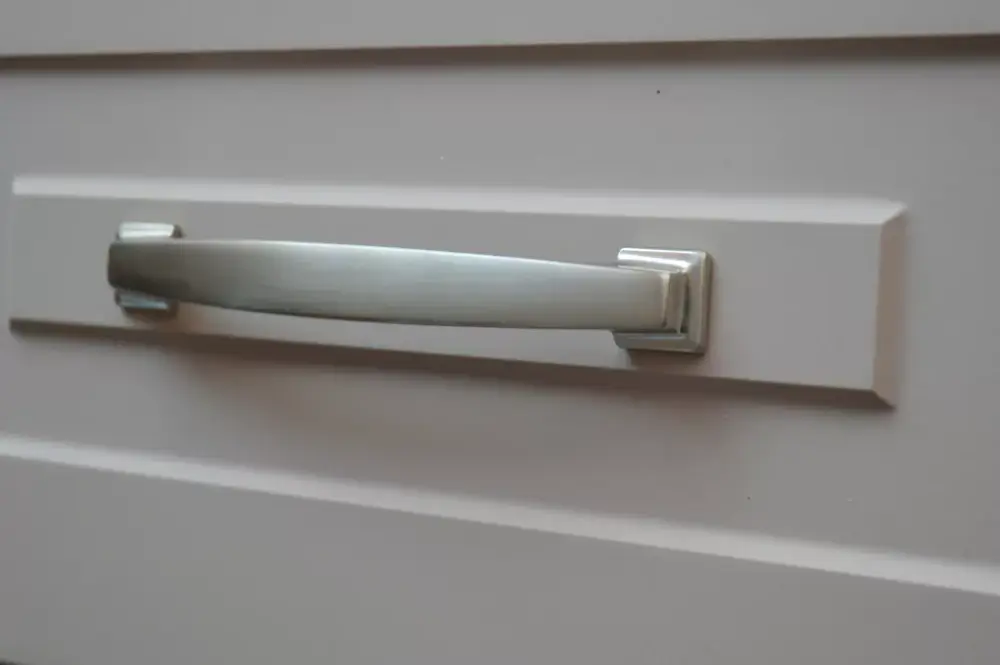 Fém bútorfogantyú, szögletes, csiszolt színű, 160 mm furattávval Alacsony ár