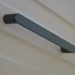 Végkiárusítás ELLIE fekete bútorfogantyú, 160 mm furattávolsággal