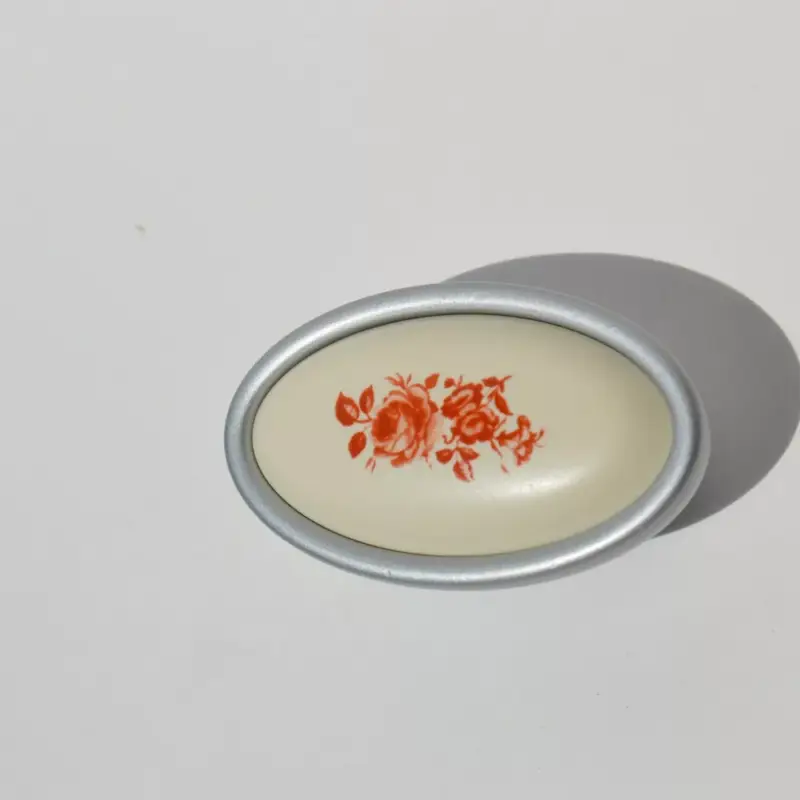 Azonnali szállítás Metall-Kunststoff-Möbelgriff in Chrom matt mit braunem Blumenmotiv, 16 mm Lochabstand