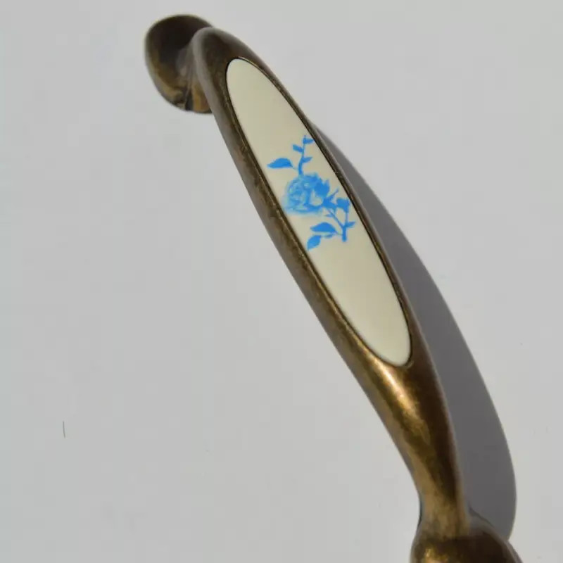 Metall-Kunststoff-Möbelgriff, Bronze - blaues Blumenmuster, Bohrung 96 mm Utolsó esély