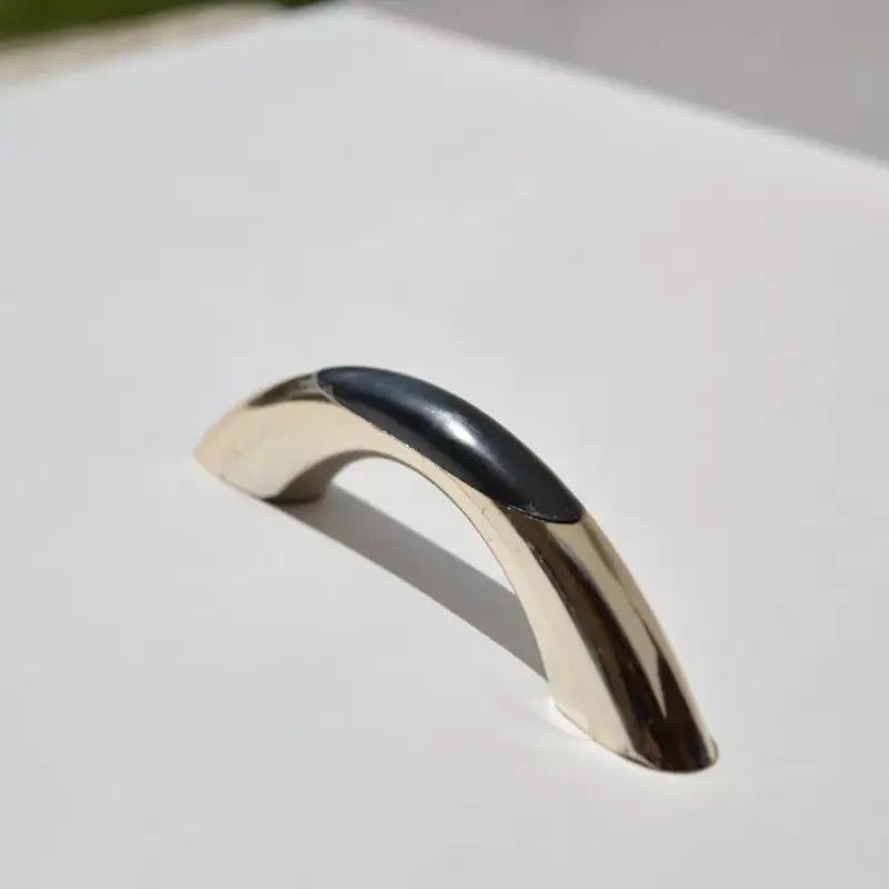 Exkluzív ajánlat Retro-Möbelgriff aus Kunststoff in Gold und Schwarz
