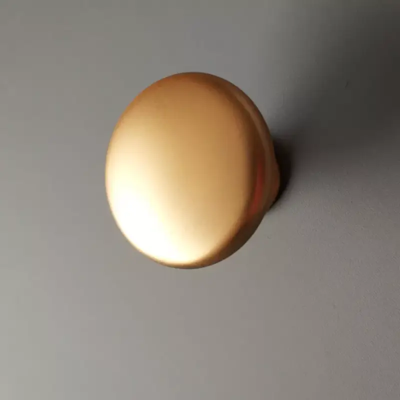 Moderner Möbelknopf aus Metall in matter Goldfarbe. Korlátozott ajánlat