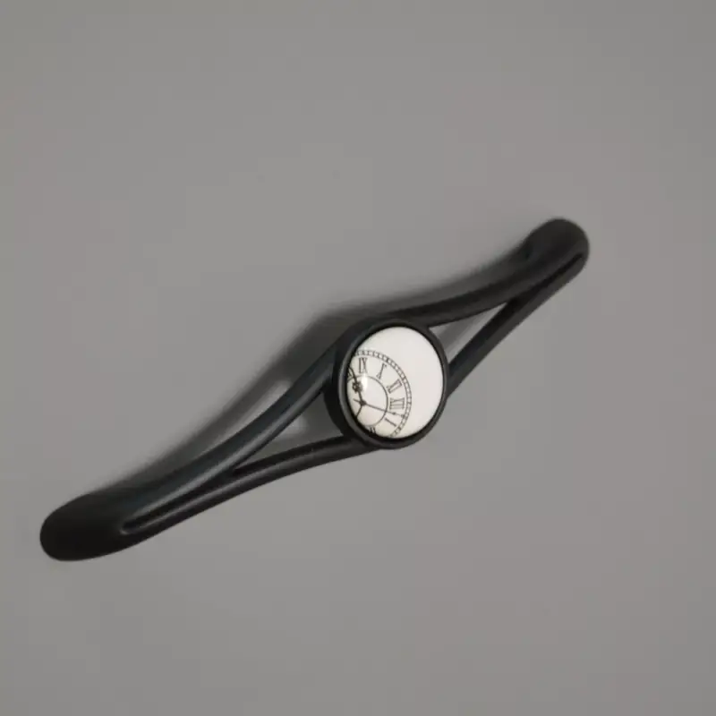 Mattschwarz-weißes Porzellan mit komplementärem Uhrendruck, 128 mm Bohrung, Metall-Porzellan-Möbelgriff Utolsó esély