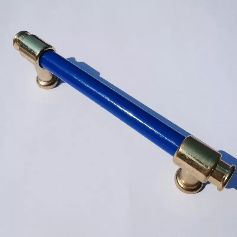 Kunststoff-Metall-Möbelgriff, blau-goldene Farbe, 96 mm, kleine Mängel Szuper akció