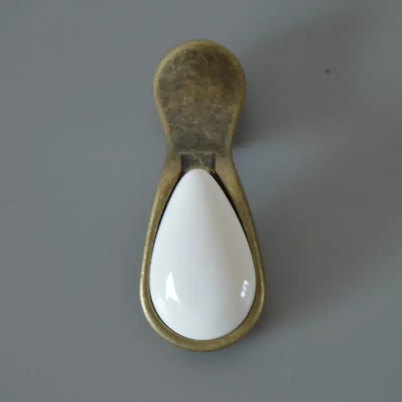 Árengedmény Metall-Porzellan-Möbelknopf, antike Bronze und weißes Porzellan, Tropfenform
