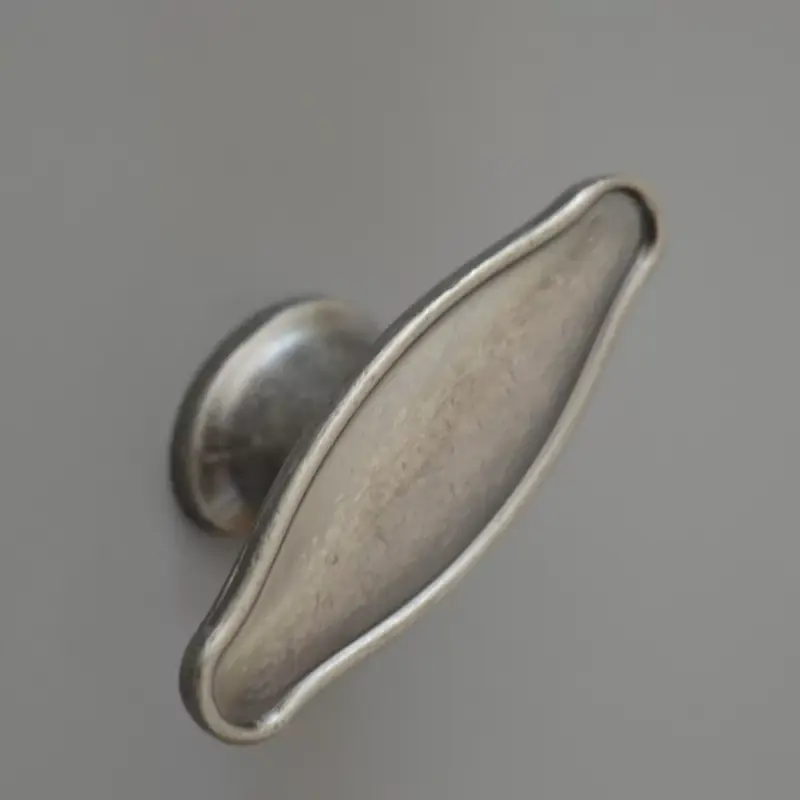Nézd meg most Möbelknopf aus schwarzem Metall, antikisiert