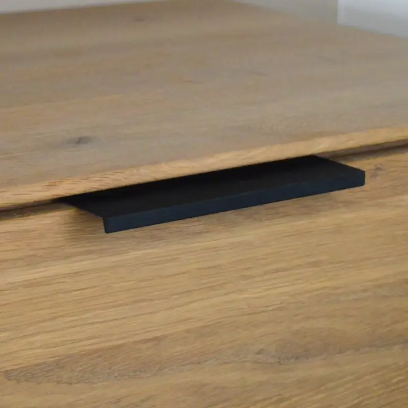 Metall-Möbelgriff, Kantenmontage, schwarz, 96 mm Lochabstand Azonnali szállítás