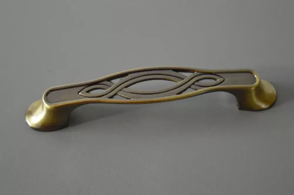 Möbelgriff aus Metall, Farbe Messing antik, Bohrung 96 mm Azonnal elérhető