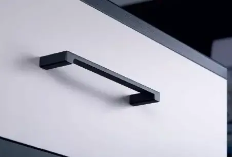 Schwarzer Metall-Möbelgriff mit 128 mm Lochabstand Szuper ajánlat