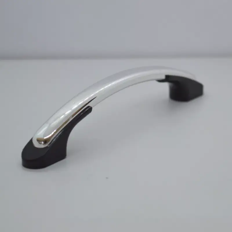 Kunststoff-Möbelgriff, Farbe schwarz-silber, Lochabstand 96 mm Azonnal elérhető