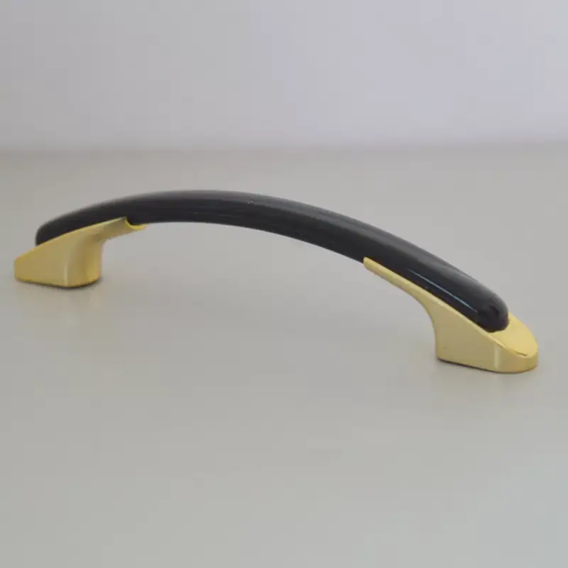 Kunststoff-Möbelgriff, Farbe schwarz-gold , Lochabstand 96 mm Csak ma