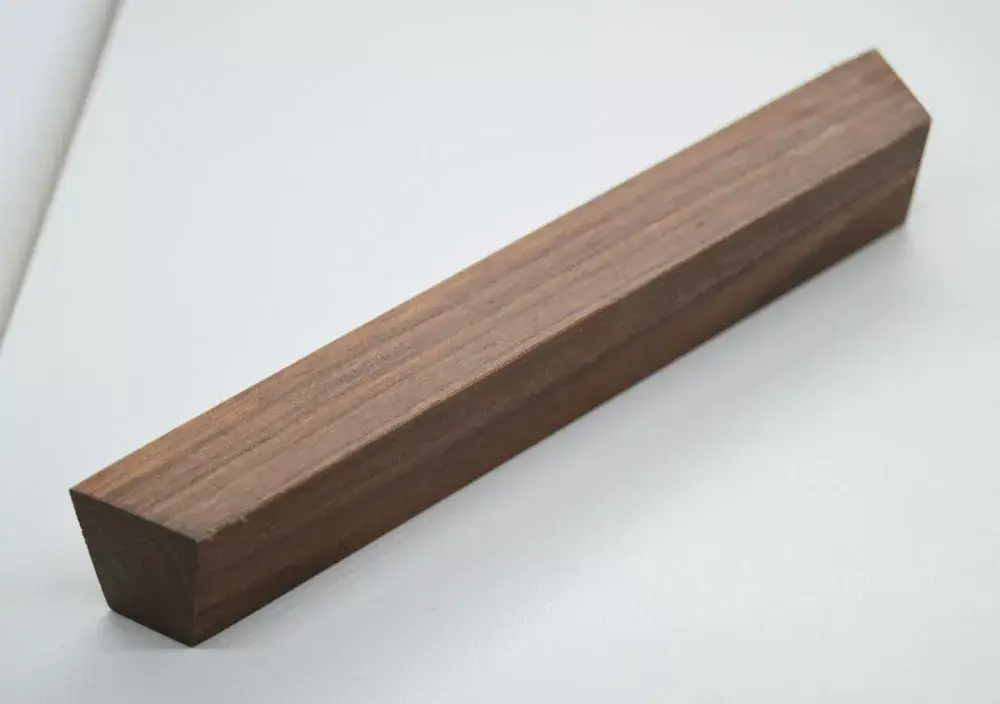Möbelgriffe aus Holz, Walnuss geölt, beidseitig geschliffen, mit Bohrung 64 - 96 -128 mm Végkiárusítás