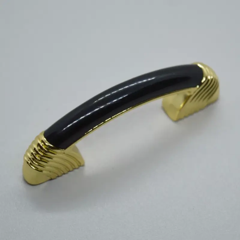 10 STK. Metall-Kunststoff-Möbelgriff, gold - schwarz, 64 mm Lochabstand Szuper akció