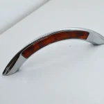Kiárusítás Metall-Kunststoff-Möbelgriff, chrom - braun farben, Bohrung 96 mm